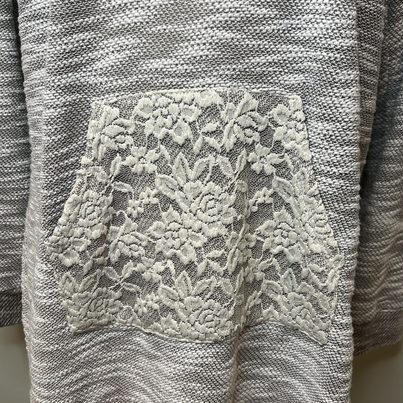 Women’s Gray & Lace Long Sweatshirt - Picture 3 of 12
